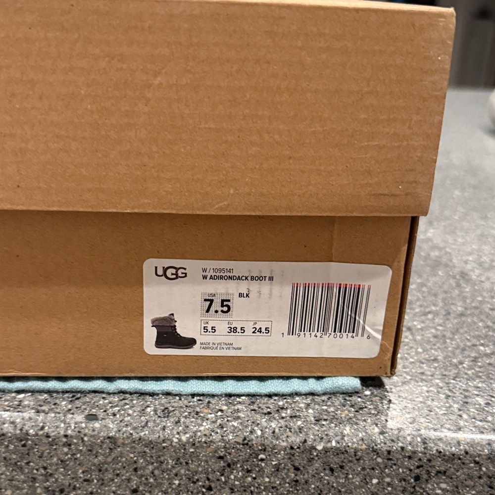 UGG Adirondack Boot III. 7.5 - Picture 10 of 10